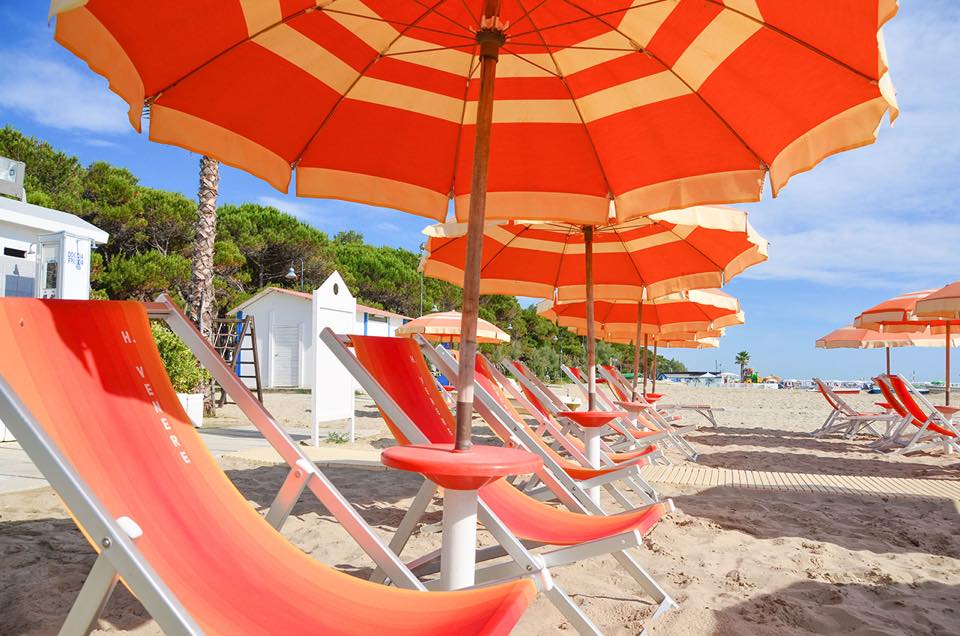 Spiaggia privata del Residence Venere ad Alba Adriatica con ombrelloni e lettini