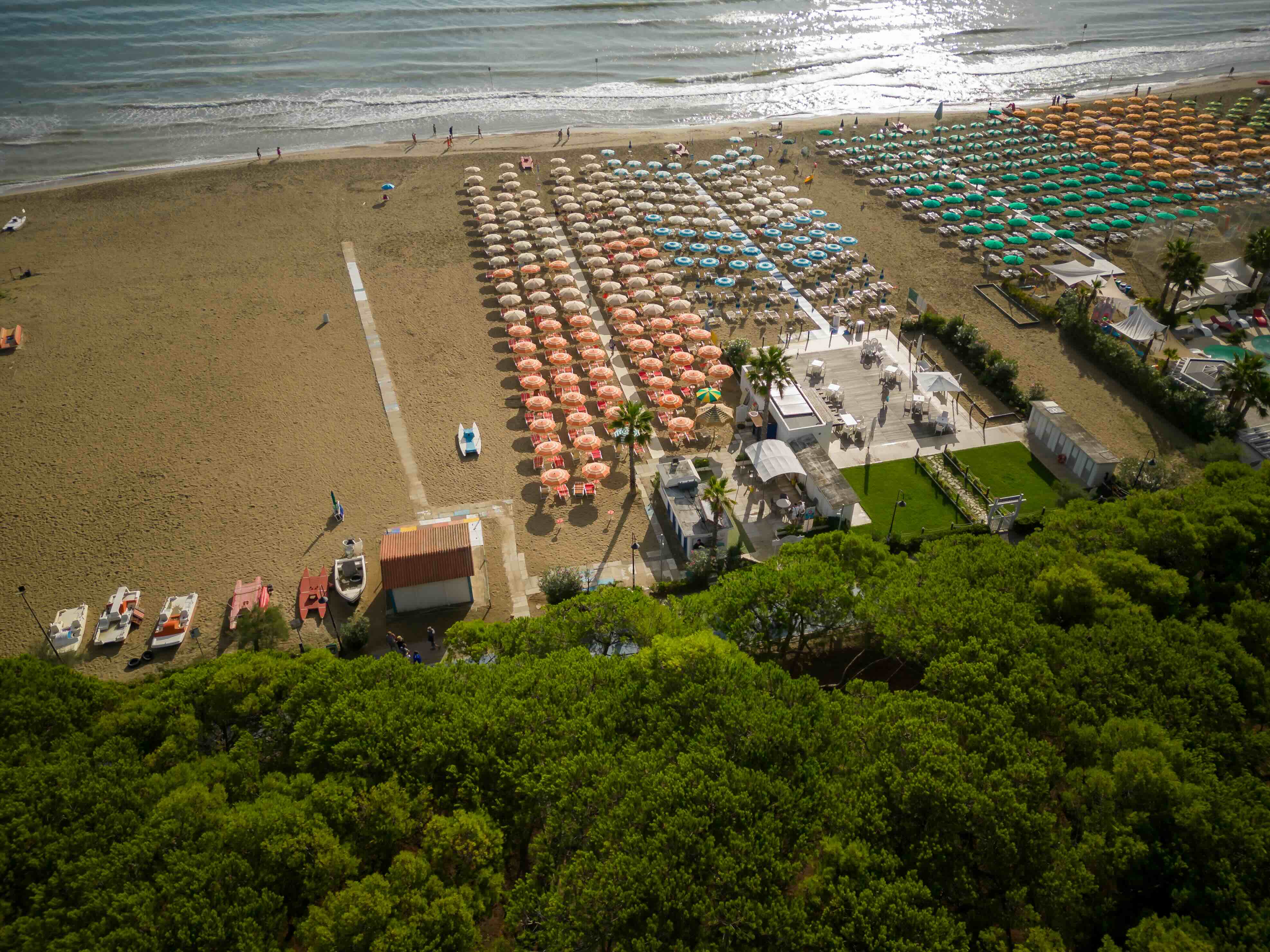 Sabbia dorata della spiaggia di Alba Adriatica al tramonto con riflessi sul mare
