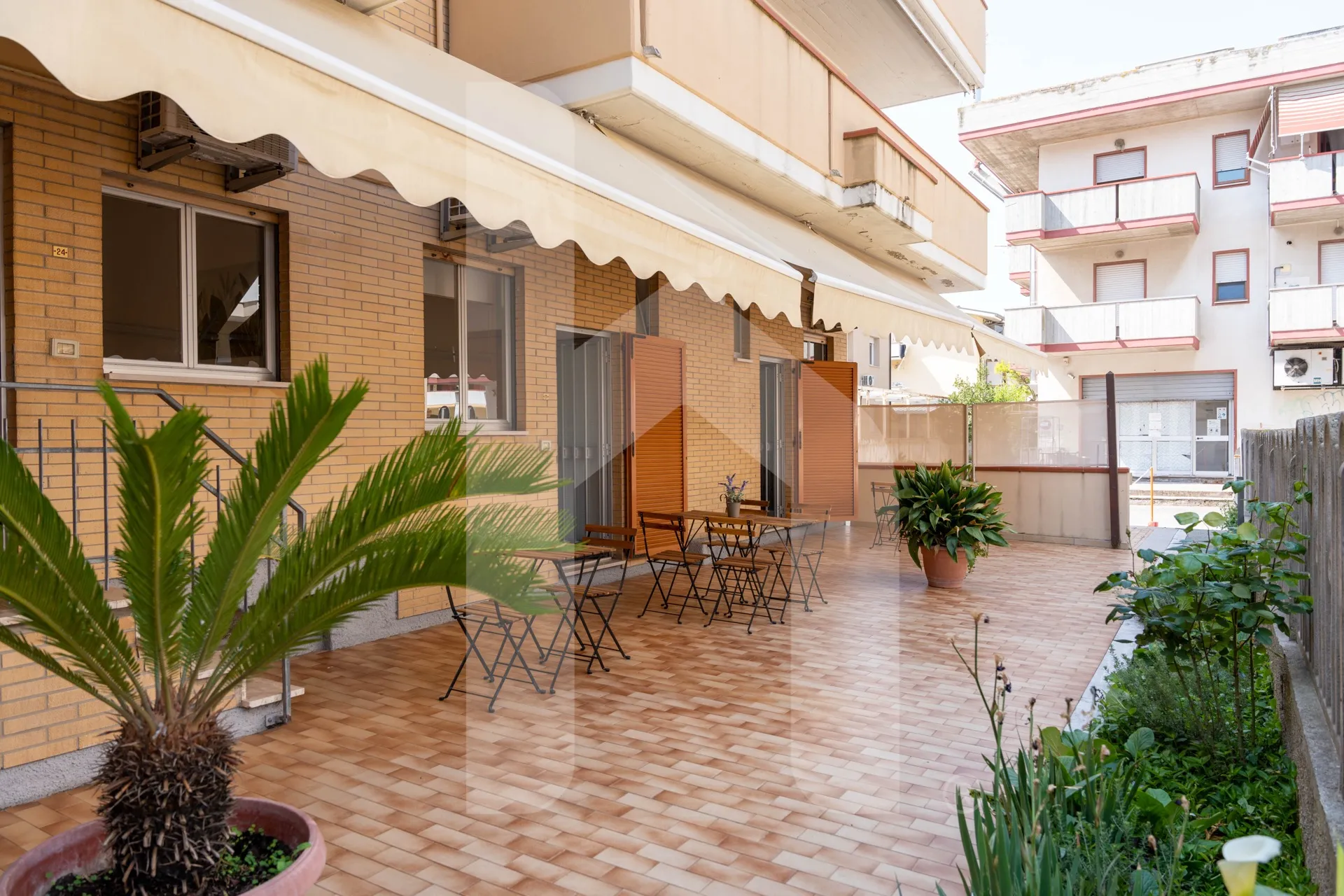 Giardino dell'affittacamere Il Giardino, terrazza con palma e ambiente accogliente