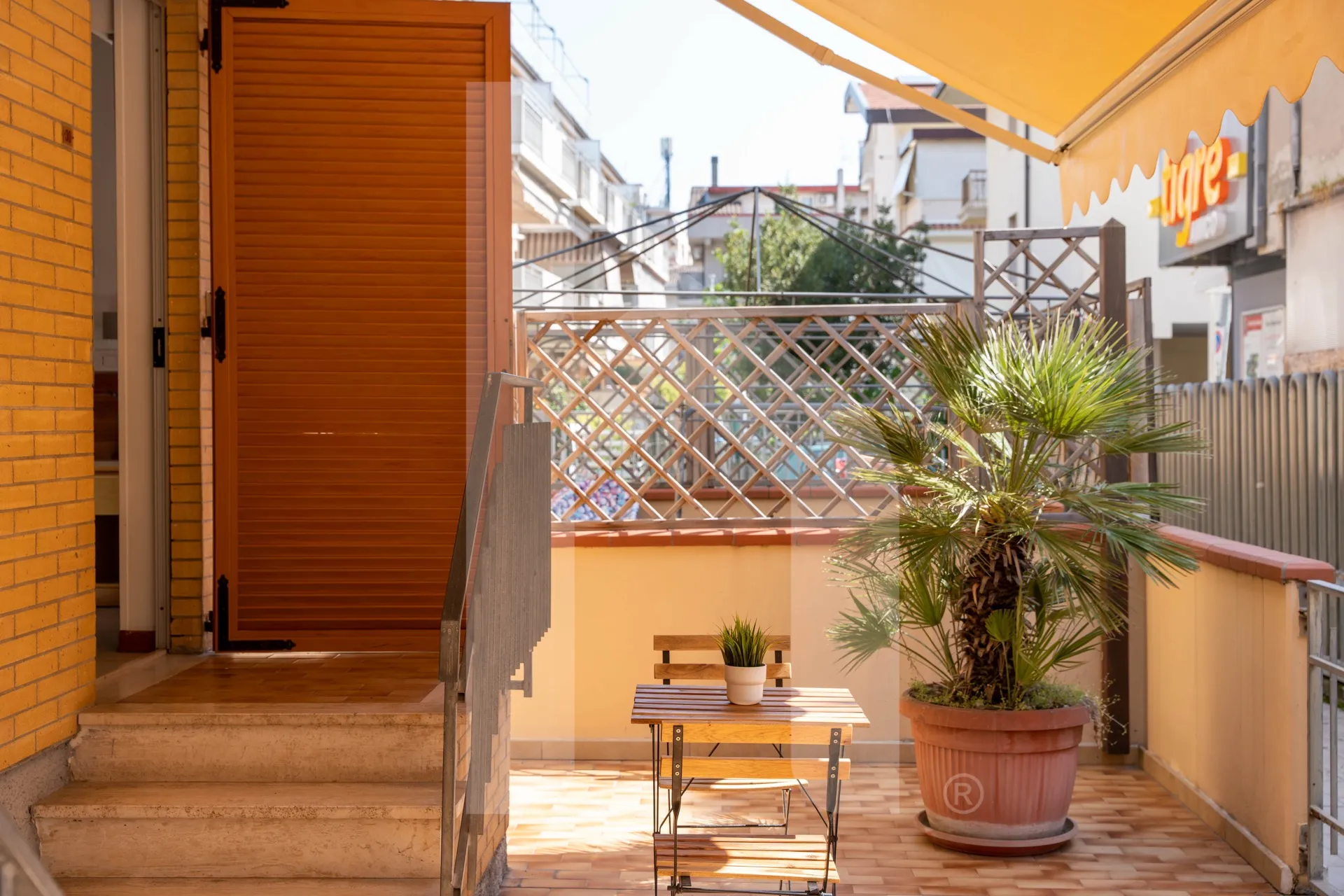 Ingresso de Il Giardino, vialetto e insegna dell'affittacamere