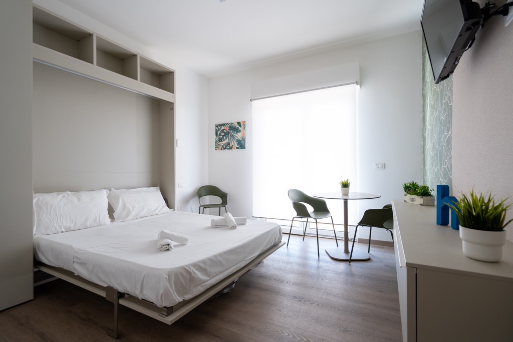 Camera da letto del monolocale Residence Venere con letto matrimoniale e finiture di qualità