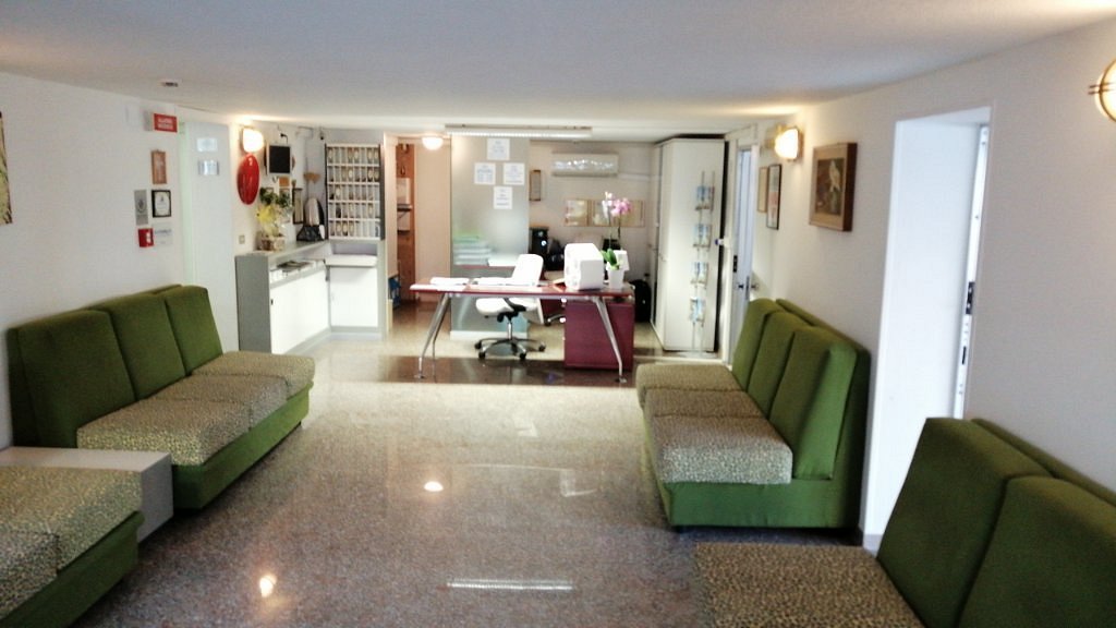 Reception del Residence Venere ad Alba Adriatica, area accoglienza con design moderno