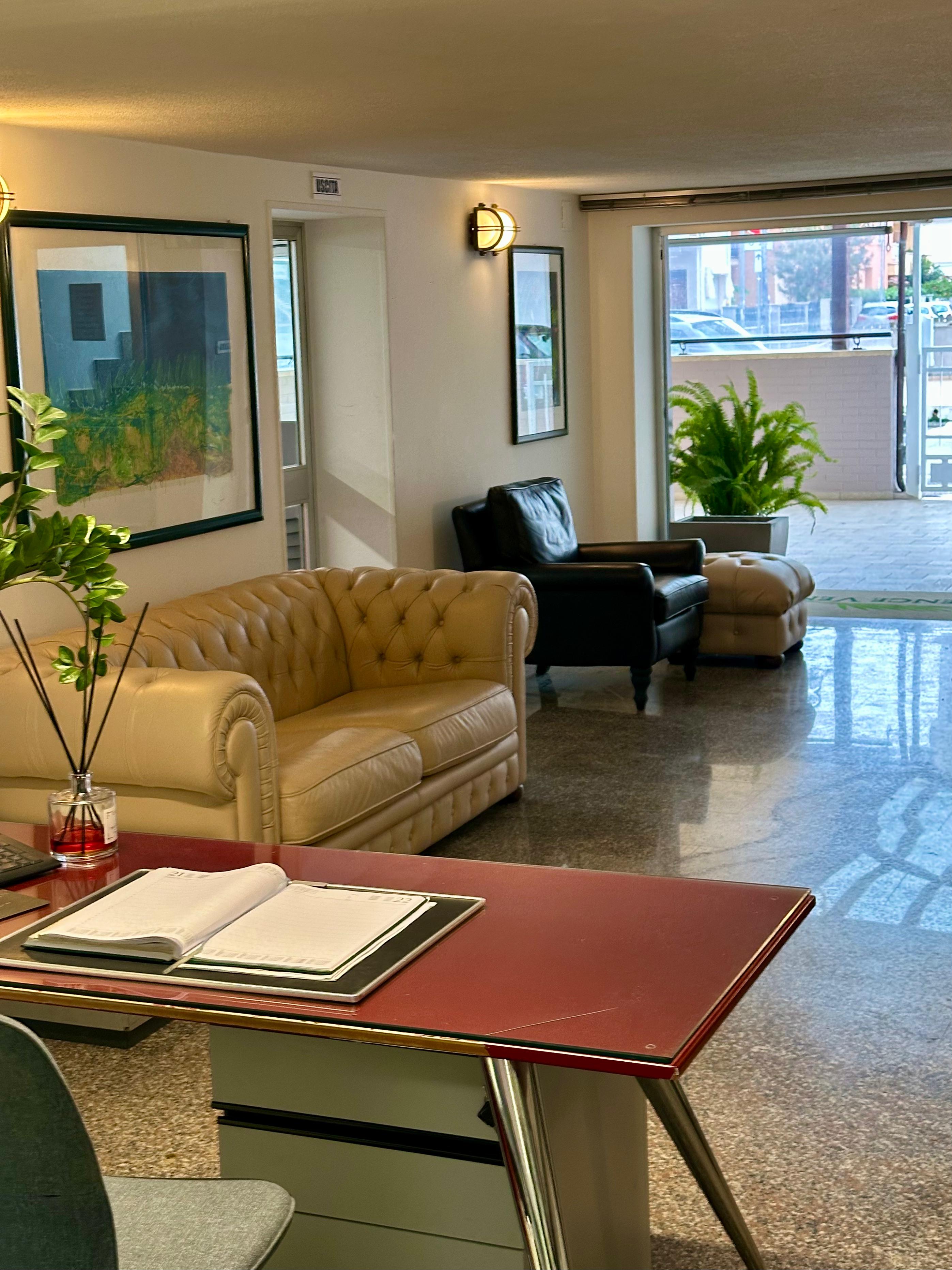 Reception del Residence Venere ad Alba Adriatica, area accoglienza con design moderno
