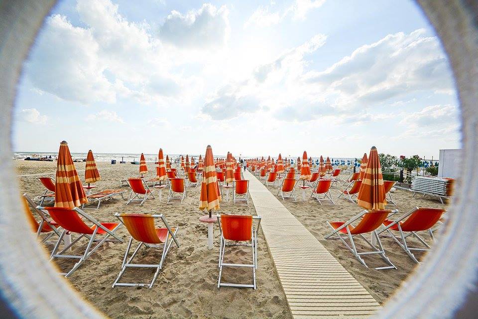 Spiaggia privata del Residence Venere ad Alba Adriatica con ombrelloni colorati e lettini ordinati